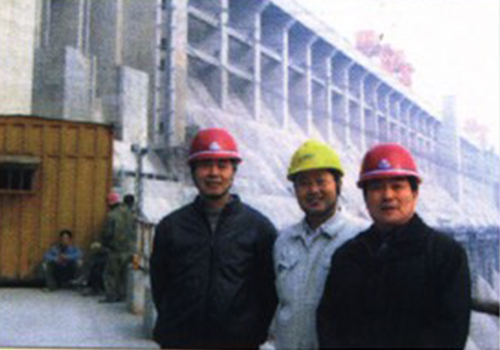 Application of the extra large block pulley in the Three Gorges underground power station